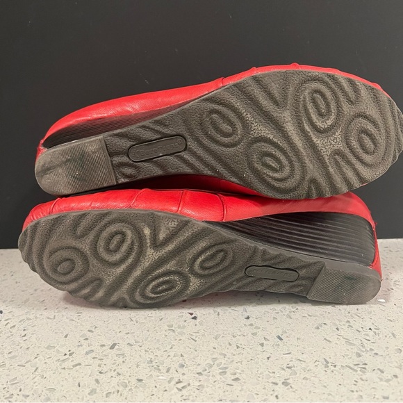 BARETRAPS Women's Wedge Heel Red Leather Shoes Size 10 - Picture 8 of 9